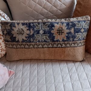 A beautiful lumbar pillow cover
